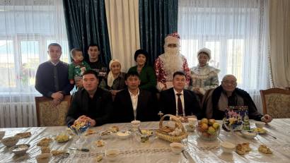 ,,М.Шаханов атындағы мектеп ұжымы&quot; ардагер ұстаздарды Жаңа жыл мерекесімен құттықтады