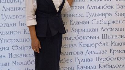 Жапабаева Айнұр Болысбекқызы  Мұғалімнің 2022-2025 оқу жылы аралығы жетістіктері мен шығармашылық есебі  Жұмыс орны: М.Шаханов атындағы жалпы білім беретін мектебі  Жалпы еңбек өтілі: 21 жыл  Педагогикалық еңбек өтілі: 21 жыл  Білімі: 2005 жылы Халықаралы