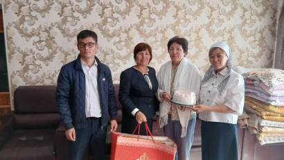 Құрметті ұстаздар қауымы!   Сіздерді барша шәкірт жүрегінен шыққан ыстық ықыласпен құттықтаймыз!  Ұрпаққа білім мен тәрбие беріп, болашаққа жол ашып жүрген еңбектеріңіз әрдайым абыроймен ақталсын.  Дендеріңіз сау, еңбектеріңіздің жемісі мол болсын! 