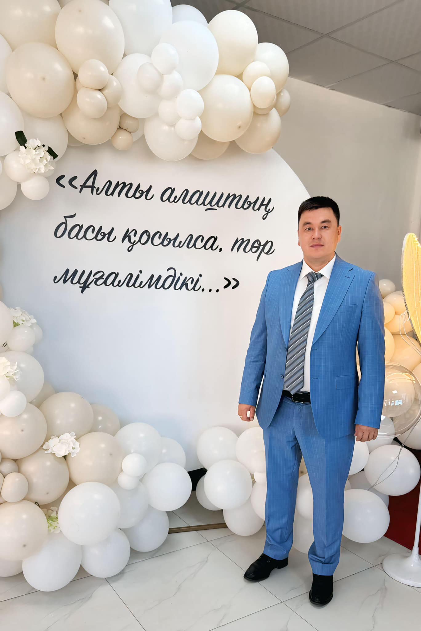 ҚҰРМЕТТІ ӘРІПТЕСТЕР, ҚАДІРЛІ ҰСТАЗДАР!   Сіздерді кәсіби мерекелеріңіз-Ұстаздар күнімен шын жүректен құттықтаймын!