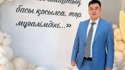 ҚҰРМЕТТІ ӘРІПТЕСТЕР, ҚАДІРЛІ ҰСТАЗДАР!   Сіздерді кәсіби мерекелеріңіз-Ұстаздар күнімен шын жүректен құттықтаймын!