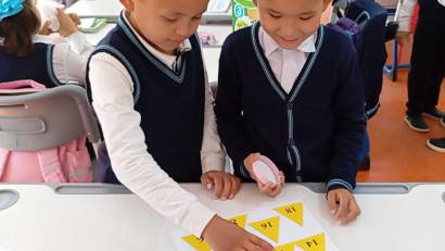 &quot;М. Шаханов атындағы жалпы білім беретін мектеп &quot; КММ-де  қазанның 15-і күні бастауыш сынып мұғалімі Сазанбекова Гулзина 3&quot;А&quot;сыныбына, математикалық сауаттылық пәнінен  &quot;7 санының көбейту және бөлу кестесі&quot; тақырыбында ашық сабақ өтті. Сабақ барысында ЖИ 