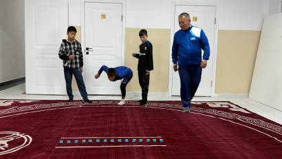 “М.Шаханов атындағы жалпы білім беретін мектеп” КММ-де Бүгінгі «Асық ату» үйірмесінде қазақтың дәстүрлі ұлттық ойындарының бірі — «Бес табан» ойыны өткізілді. Үйірме жетекшісі Әбжан Нұғман оқушыларға ойынның шығу тарихы мен ережелерін түсіндіріп, ұлттық қ