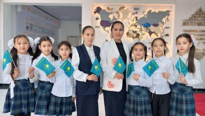 «М.Шаханов атындағы жалпы білім беретін мектеп» КММ  «Сахна әлемі» үйірмесінің жетекшісі Слан Күлайна және үйірме мүшелері барша қазақстандықтарды Республика күнімен шын жүректен құттықтайды!   Бұл мереке – мемлекетіміздің тәуелсіздігі мен бірлігінің ныша